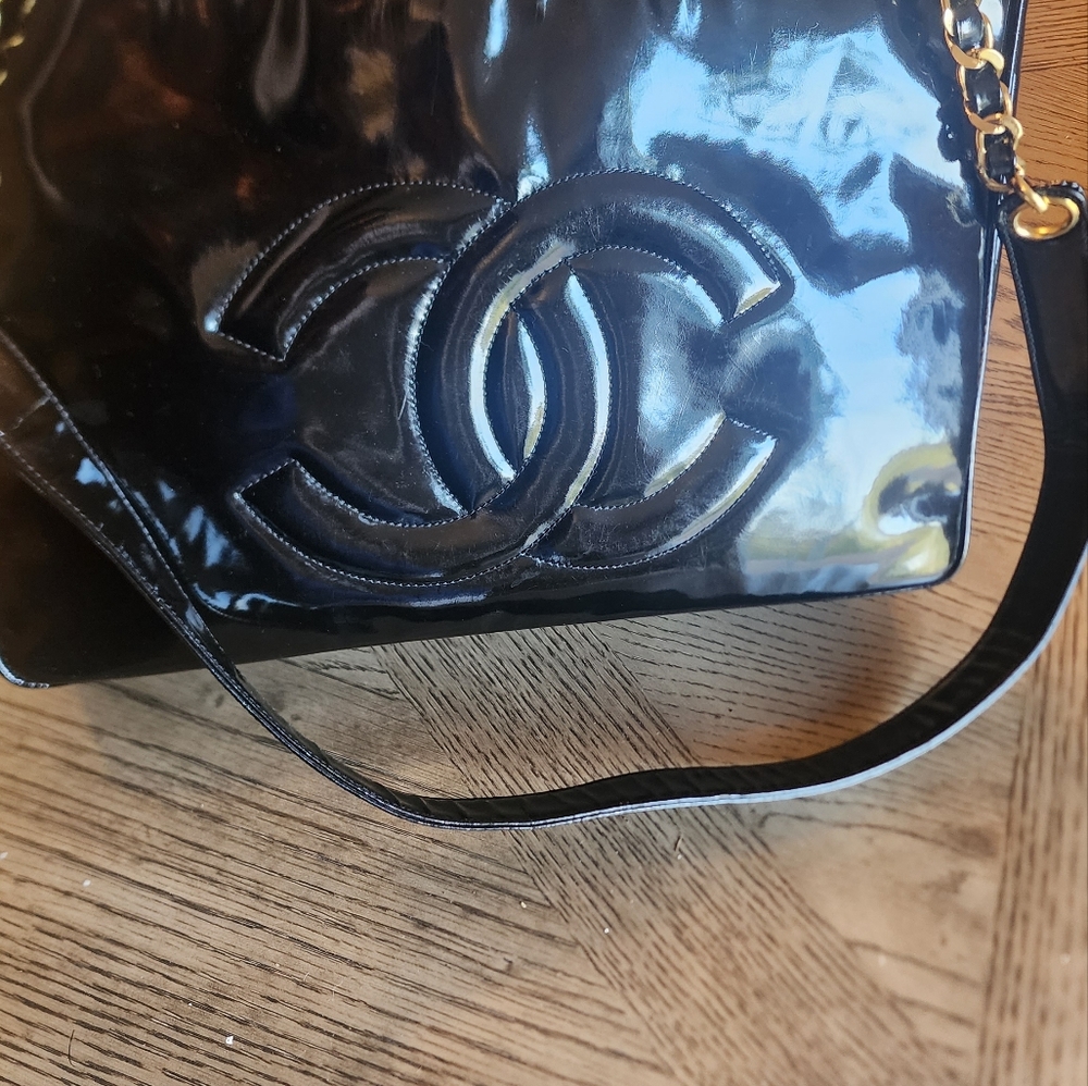 CHANEL Black and Gold Shoulder Bag - Picture 9 of 15